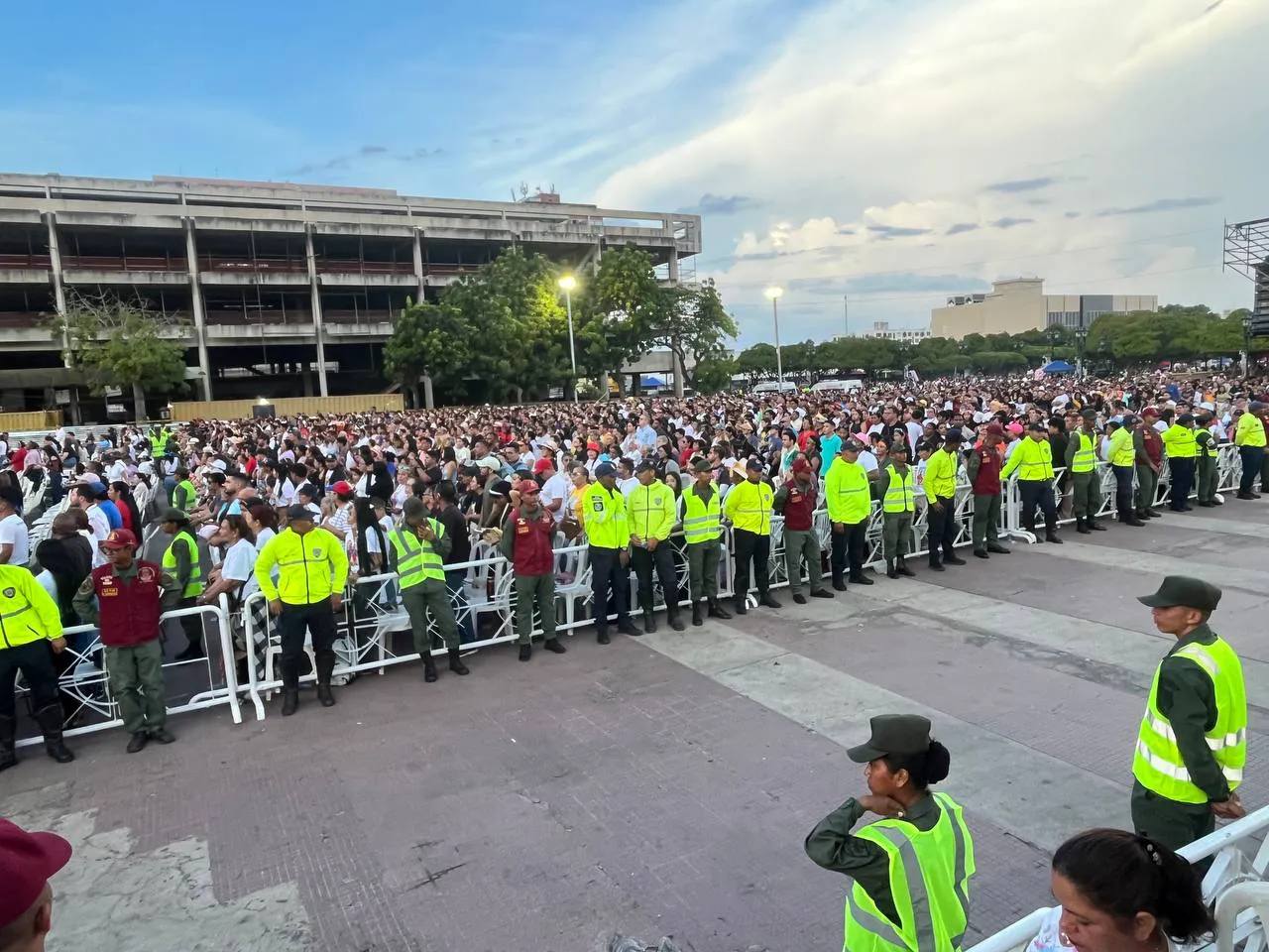 Feligreses en la plazoleta de Maracaibo. Foto José Mireles Alcalá / ElMartilloVen.