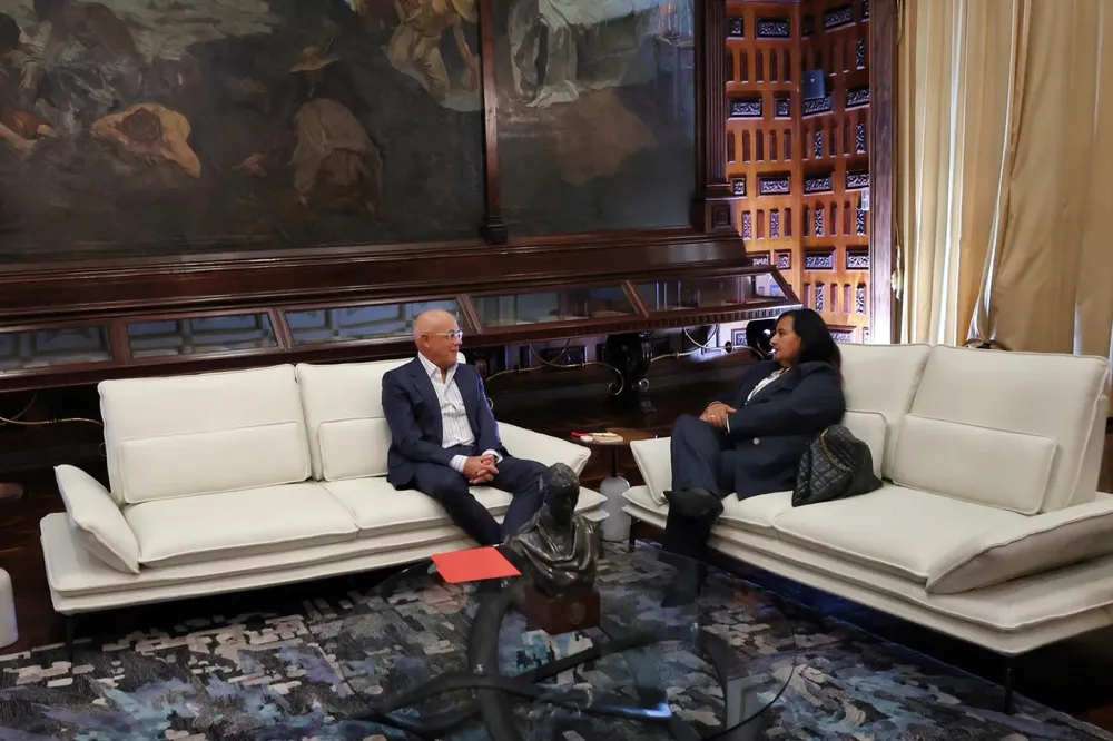 Jorge Rodríguez y dinora Figuera se reunen en el Palacio Federal Legislativo.