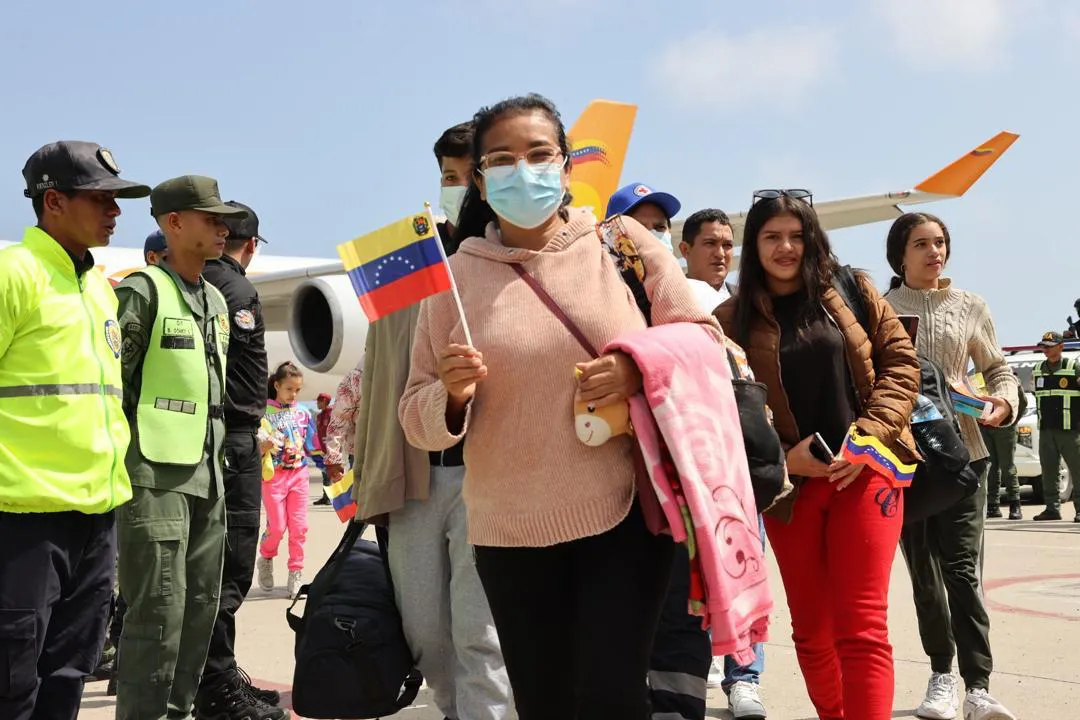 Tercer vuelo de migrantes venezolanos llega a Maiquetia.