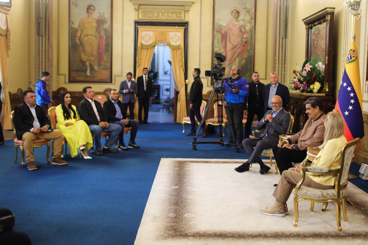Nicolás Maduro, sostune reunió con dirigentes opisitores declarados independientes.