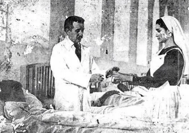 José Gregorio Hernández, atiende a un paciente en el Hospital Vargas de Caracas. José Gregorio Hernández, atiende a un paciente en el Hospital Vargas de Caracas.