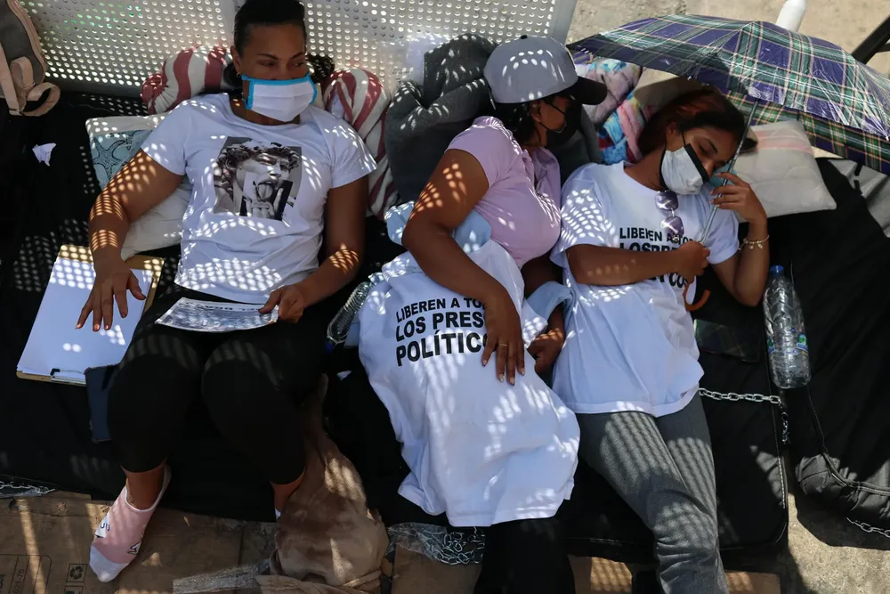 Familiares de presos políticos en Zona 7. Foto: Agencia EFE.