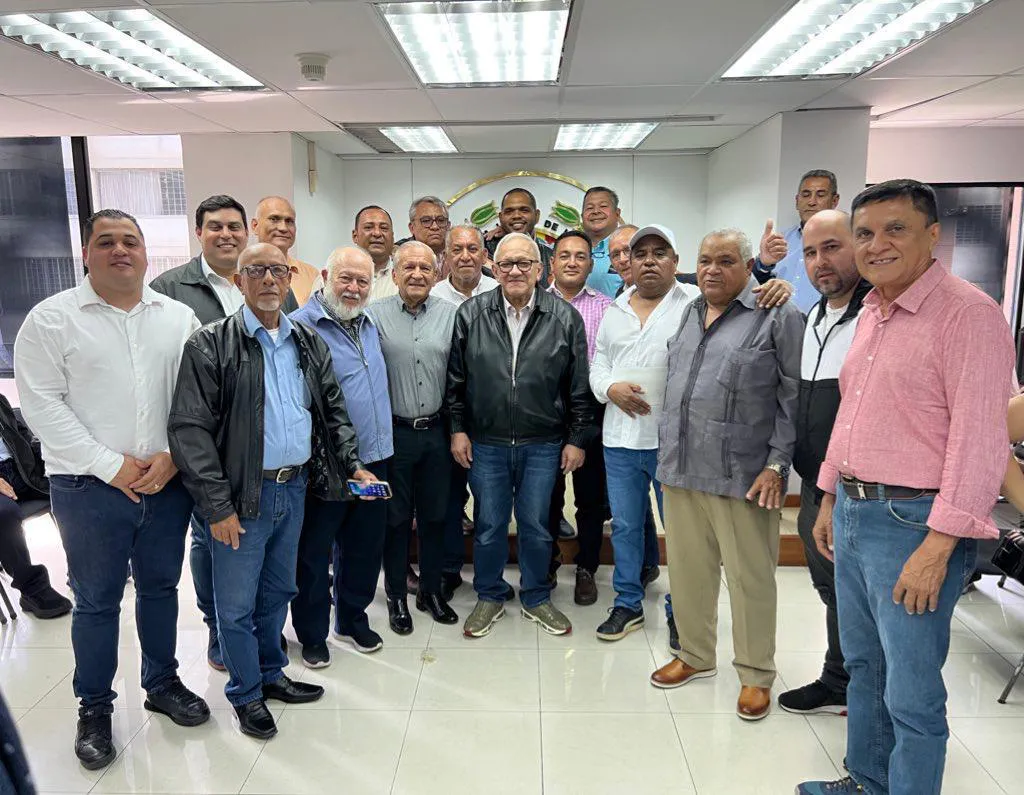Bernabé Gutiérrez, secretario general de Acción Democrática junto a secretarios de seccionales.
