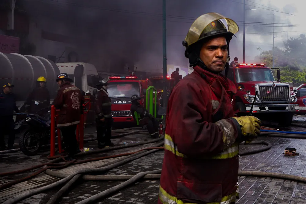 Bomberos de Caracas atienden incendio estructural en la parroquia Santa Rosalía. Foto: Mario Flores / ElMartilloVen