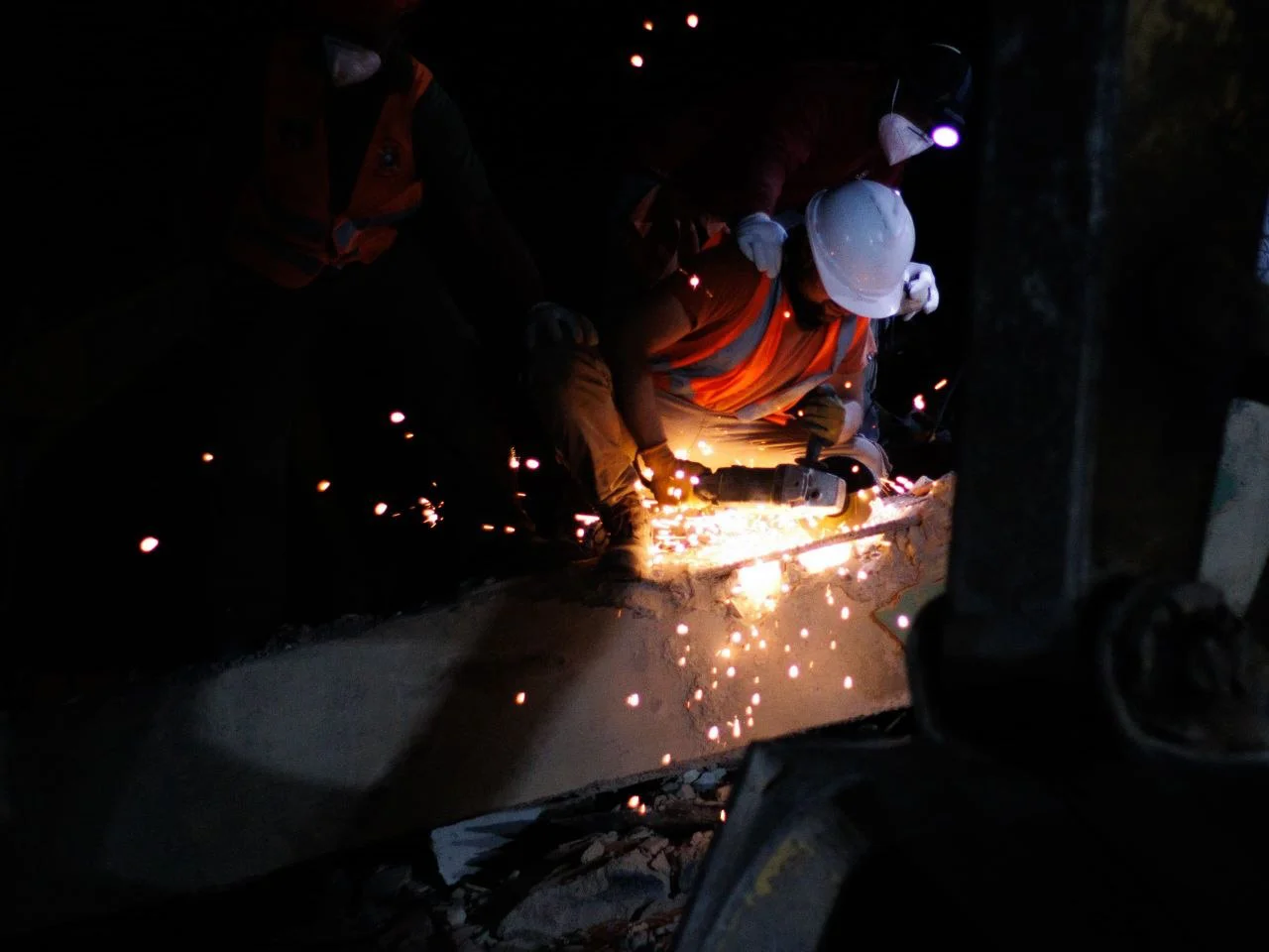 Rescatistas trabajan bajo los escombros en horas nocturnas. Foto: Mario Flores / ElMartilloVen