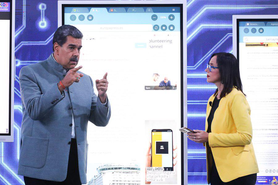 Nicolás Maduro, junto a la periodista Madeline García de telesur. 