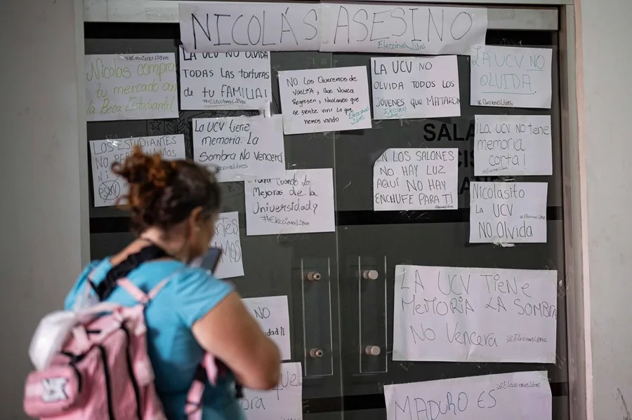 Estudiantes protestan por conferencia sobre Nicolás  Maduro en la UCV. Foto: Agencia EFE