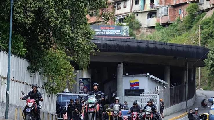 Funcionarios de la Polícia Nacional Bolivariana (PNB) en la entrada de El Helicoide. Foto: Jesus Vargas/Getty Images