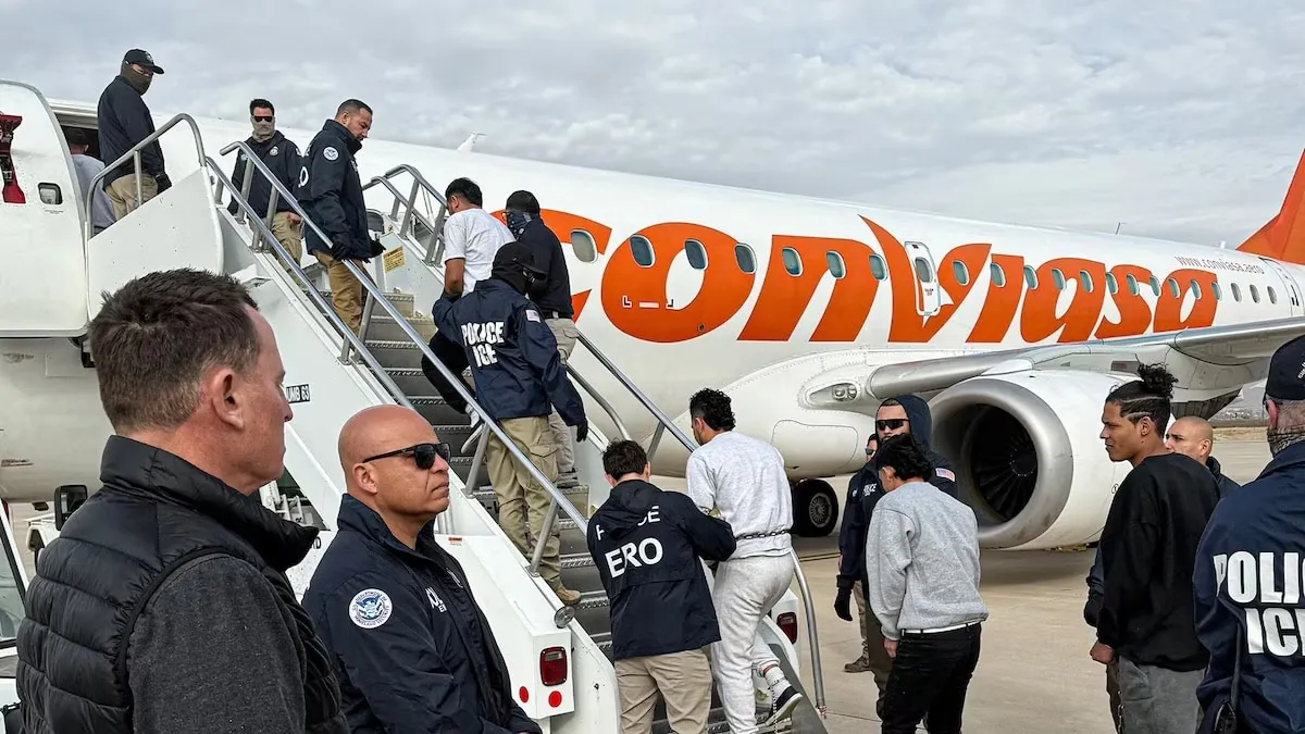 Migrantes venezolanos abordan avión de Conviasa en Texas