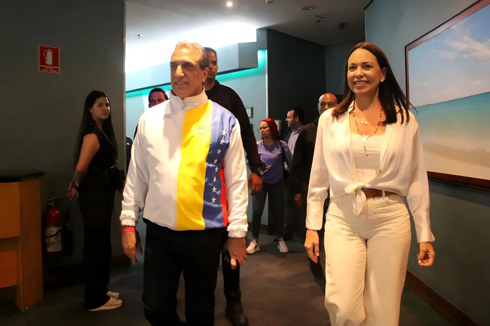 Biagio Pilier y María Corina Machado.