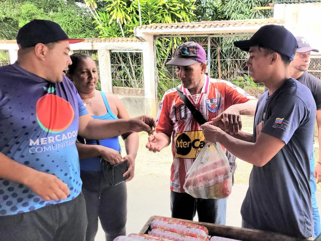los productores agropecuarios de  San Vicente, parroquia Mamporal del municipio Eulalia Buroz, la Gobernación de Miranda ha llevado a cabo una jornada integral que destaca la atención a los agricultores agropecuarios y, en un segundo plano, la atención a los adultos mayores.