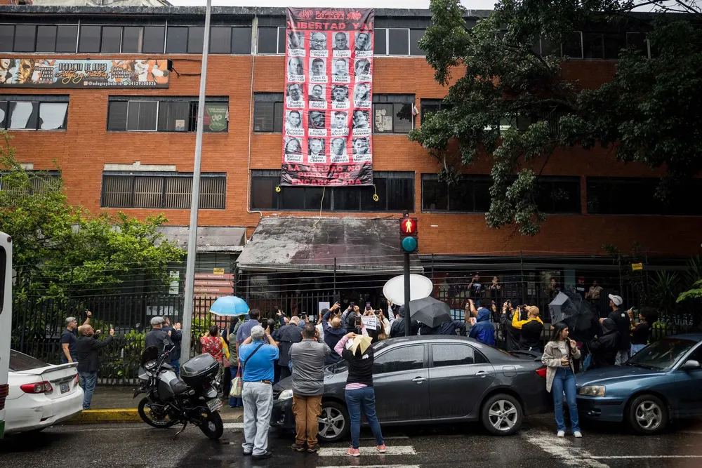 Pancarta de periodistas presos en la fachada de la Casa Nacional del Periodista. 