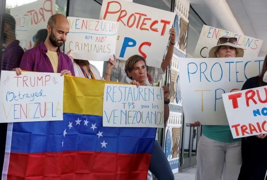 Venezolanos protestan por el TPS.