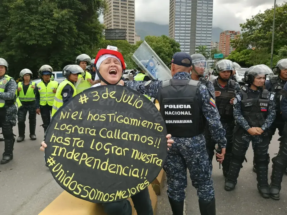 Abuela del Casco Rojo, protesta frente a cientos de funcionarios policiales.