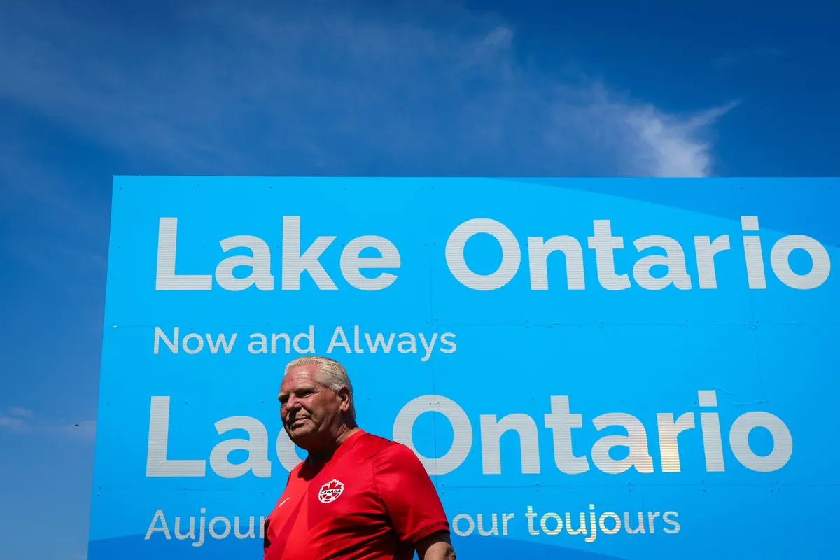 El primer ministro de Ontario, Doug Ford, develó el sábado un letrero conmemorativo del lago Ontario en el Área de Conservación Fifty Point en Grimsby, Ontario, Canadá.  Fotógrafo: Keito Newman/The Canadian Press/Bloomberg