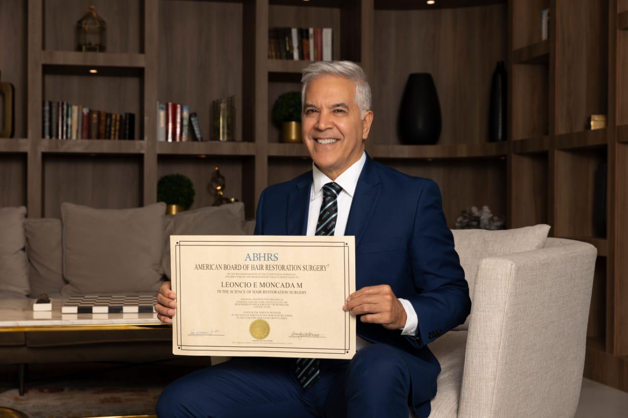 Leoncio Moncada el primer médico venezolano en ser miembro BOARD  diplomático de la ABHRS ente internacional que avala y certifica a cirujanos de trasplante capilar en el mundo
