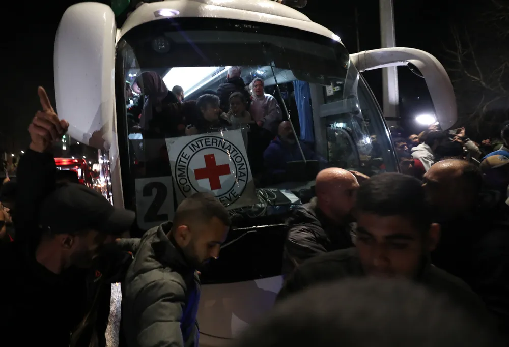 Autobús que transporta a presos palestinos liberados. (Xinhua/Ayman Nobani)