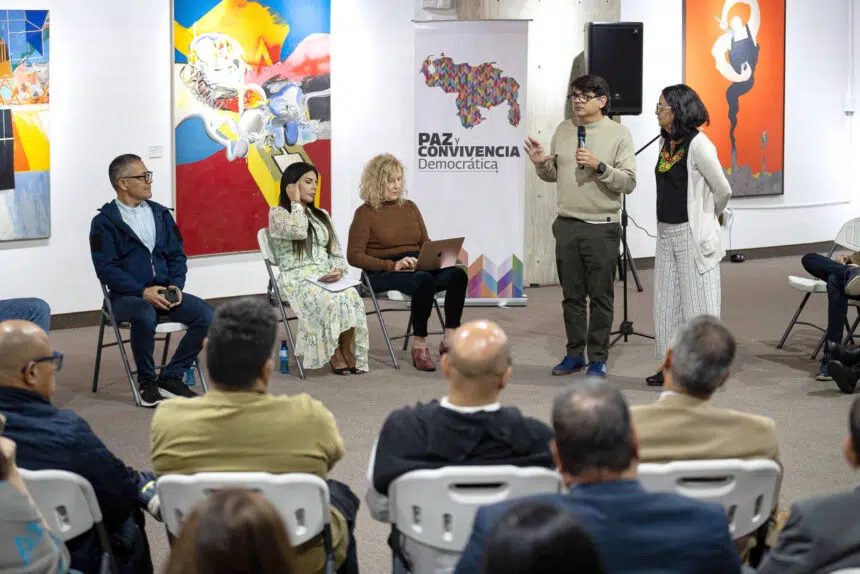 El secretario general delSNTP, Marco Ruiz (2-d), habla durante una reunión con representantes del programa y medios de comunicación este viernes, en Caracas | Foto: EFE/ Ronald Peña R