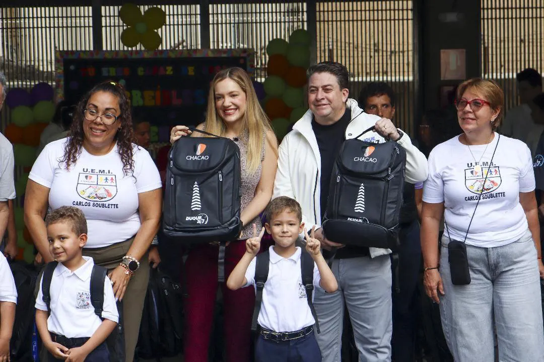 Alcalde de Chacao entrega útiles de calidad a más de 3000 mil estudiantes