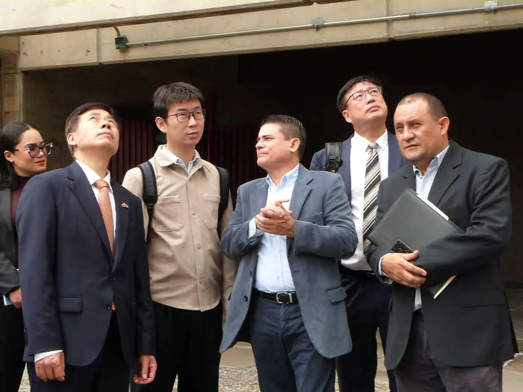 Académicos de China visitan Escuela de Formación Política Antonio José de Sucre.