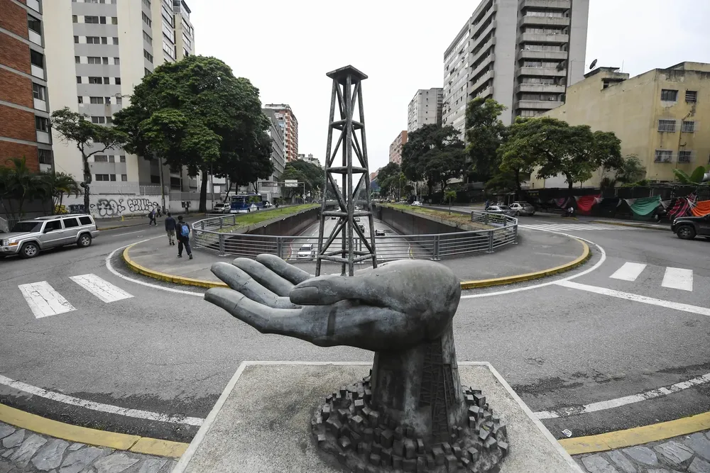 Una escultura de una mano sosteniendo un pozo petrolífero en Caracas.Fotógrafo: Bloomberg
