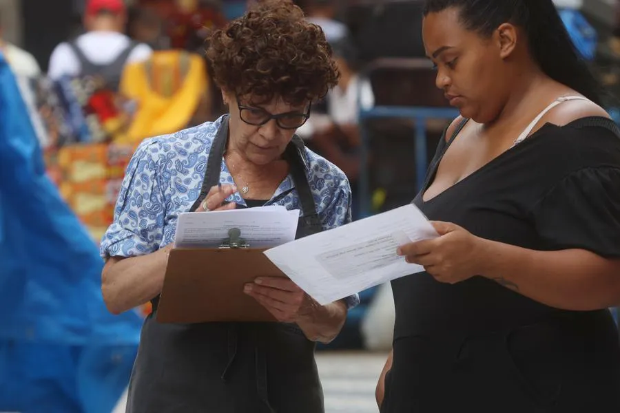 Una mujer (i) trabaja realizando encuestas en una calle, en Sao Paulo, Brasil, el 31 de enero de 2024. (Xinhua/Rahel Patrasso) 